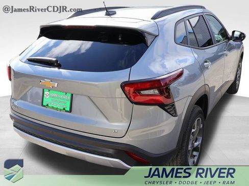 Used 2024 Chevrolet Trax LT w/ Driver Confidence Package image 5