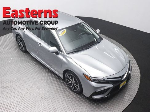 Used 2021 Toyota Camry SE w/ Carpet Mat Package (TMS) FWD image 3