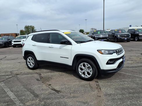 Used 2024 Jeep Compass Latitude image 2