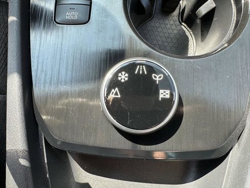 Used 2024 Nissan Rogue SV image 35