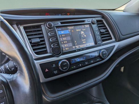 Used 2018 Toyota Highlander XLE image 22