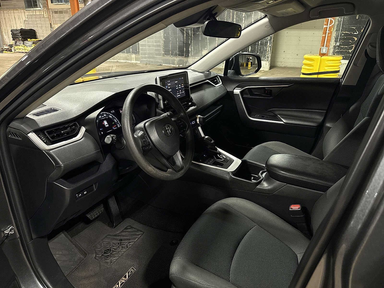 Used 2023 Toyota RAV4 LE AWD/4WD image 27