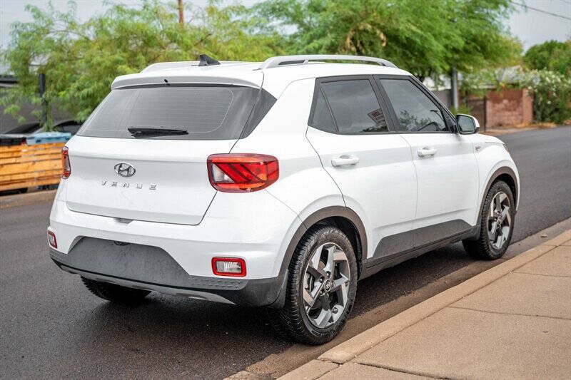Used 2022 Hyundai Venue SEL FWD image 5