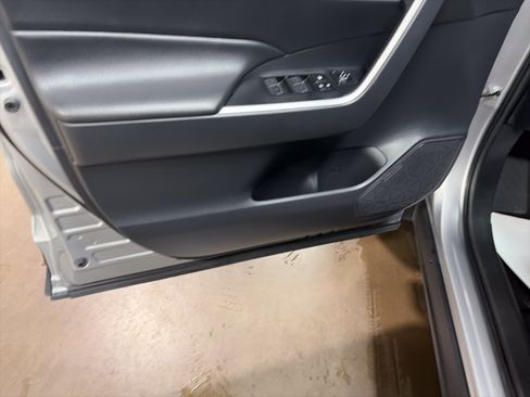 Used 2025 Toyota RAV4 XLE AWD/4WD image 10