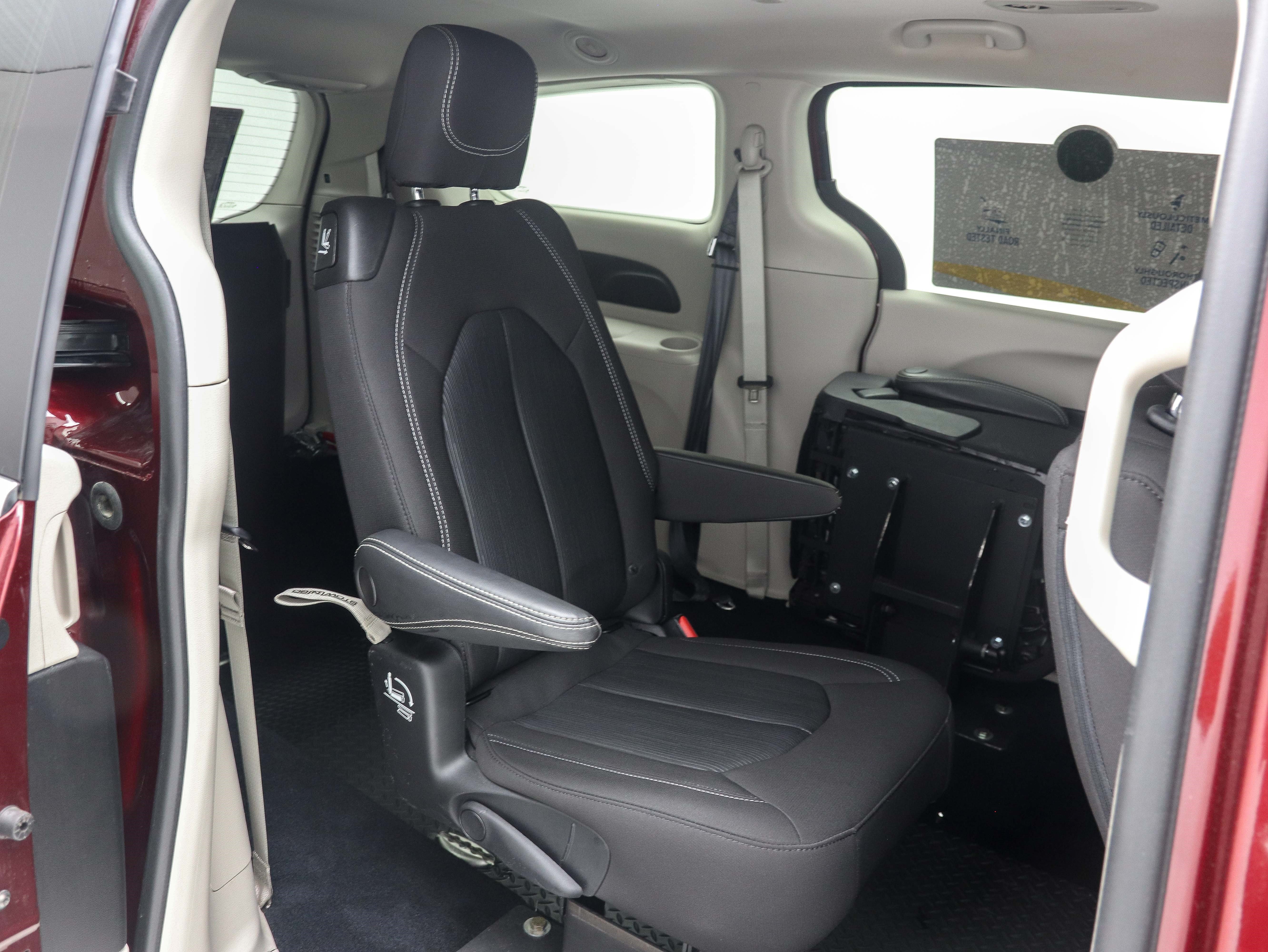 Used 2023 Chrysler Voyager LX FWD image 17