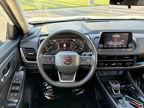 Used 2025 Nissan Rogue SV AWD/4WD image 21