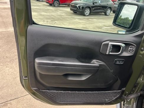 Used 2022 Jeep Gladiator Sport AWD/4WD image 12