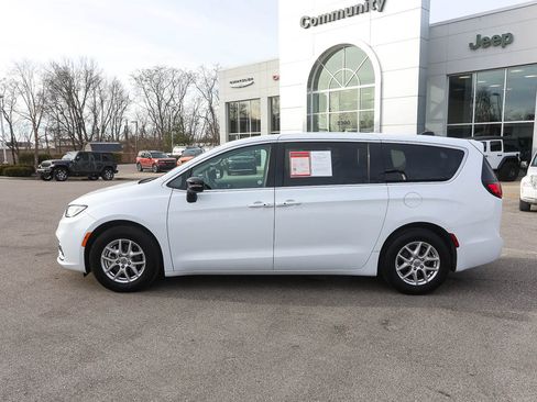 Used 2024 Chrysler Pacifica Touring-L image 2