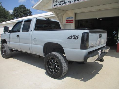Used 2005 Chevrolet Silverado 2500 LS w/ Heavy-Duty Power Package AWD/4WD image 14
