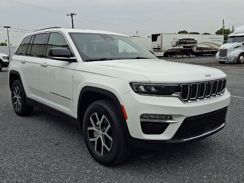 Used 2025 Jeep Grand Cherokee Limited w/ Luxury Tech Group II AWD/4WD image 3