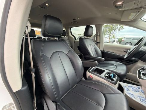 Used 2024 Chrysler Pacifica Touring-L FWD image 27