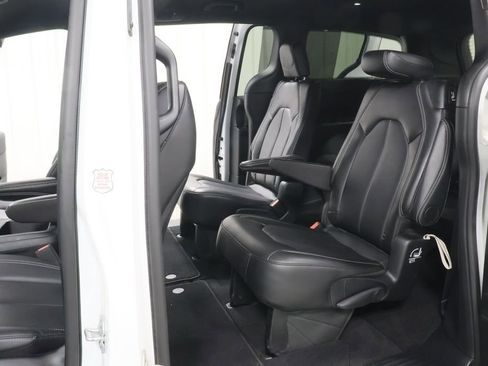 Used 2025 Chrysler Pacifica Select image 23