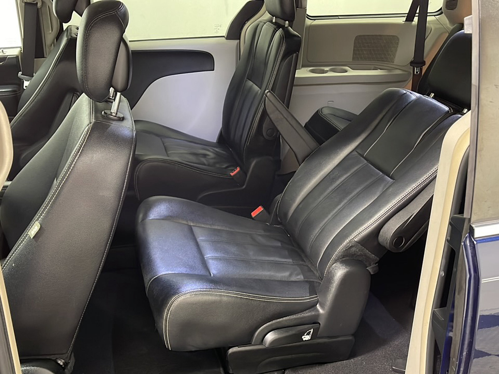 Used 2015 Chrysler Town & Country Touring FWD image 14