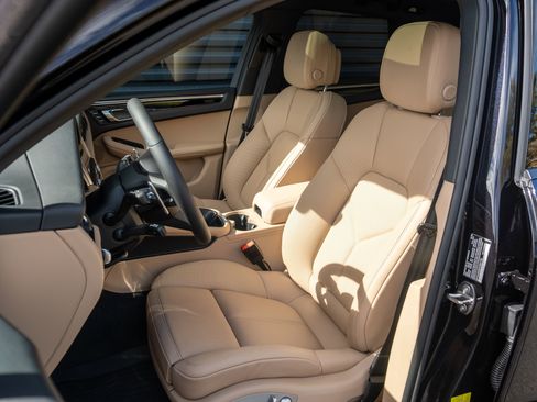 Certified 2026 Porsche Macan AWD/4WD image 5