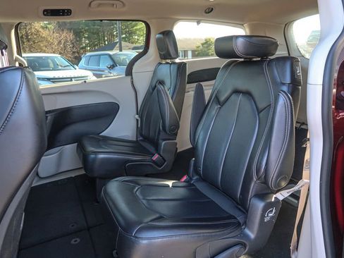 Used 2023 Chrysler Pacifica Touring-L FWD image 23