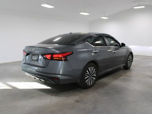 Used 2024 Nissan Altima 2.5 SV FWD image 11