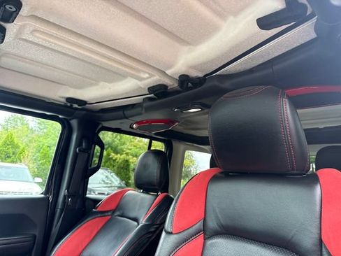 Used 2018 Jeep Wrangler Unlimited Rubicon w/ Dual Top Group AWD/4WD image 21
