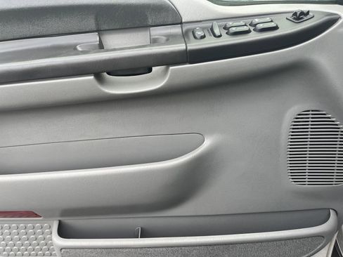 Used 2005 Ford Excursion XLT AWD/4WD image 10