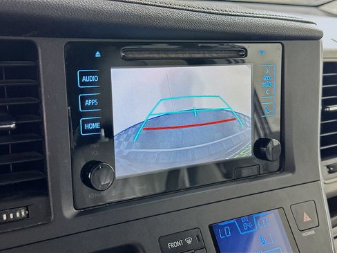 Used 2016 Toyota Sienna XLE w/ XLE Navigation Package FWD image 22