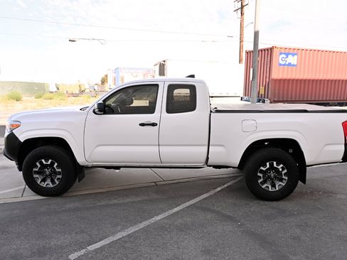 Used 2017 Toyota Tacoma SR AWD/4WD image 4