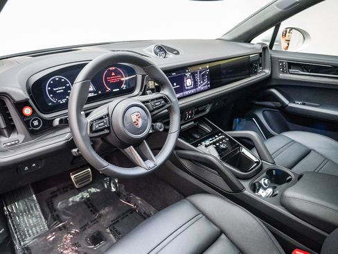 Used 2025 Porsche Cayenne GTS image 4