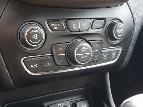 Used 2016 Jeep Cherokee Latitude w/ North All-Season Group AWD/4WD image 28