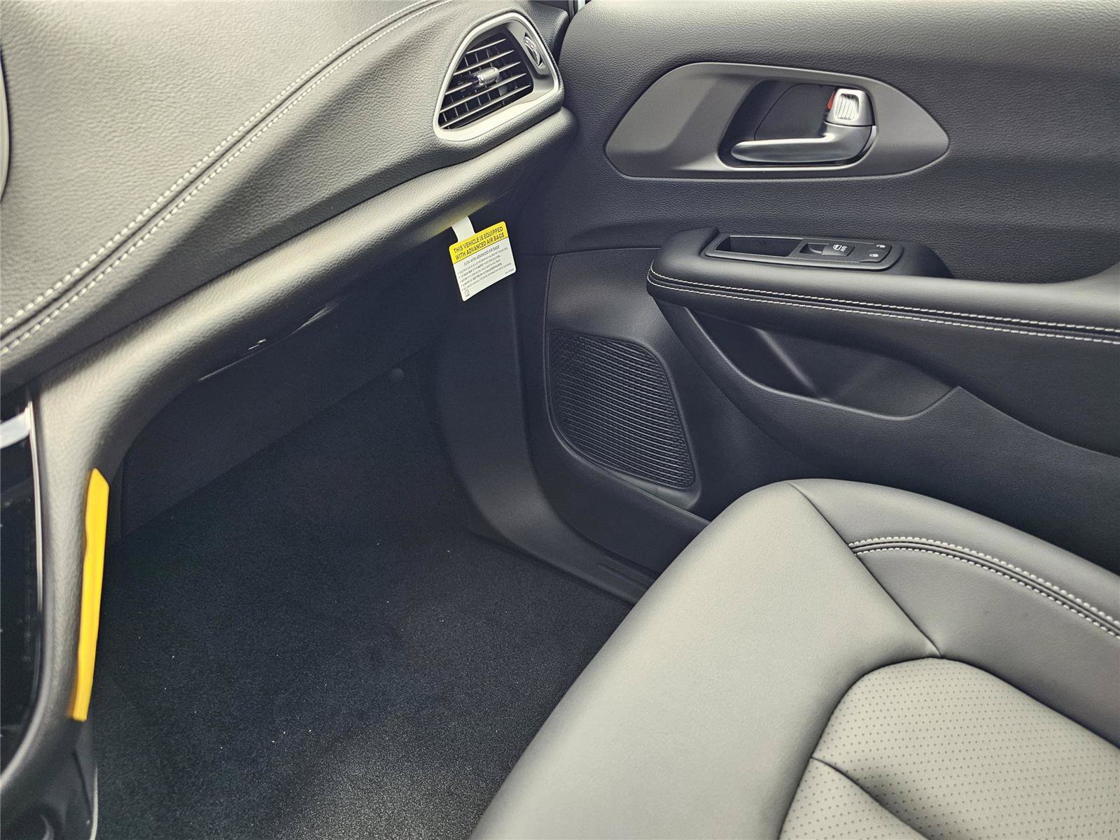 New 2027 Chrysler Pacifica Select FWD image 26
