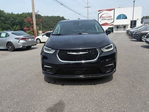 Used 2024 Chrysler Pacifica Touring-L FWD image 4