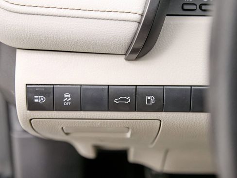 Used 2018 Toyota Camry LE image 15