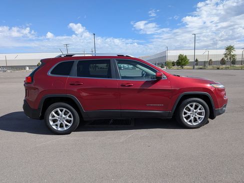 Used 2014 Jeep Cherokee Latitude FWD image 2