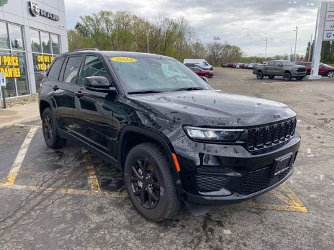 Used 2024 Jeep Grand Cherokee Altitude AWD/4WD image 7