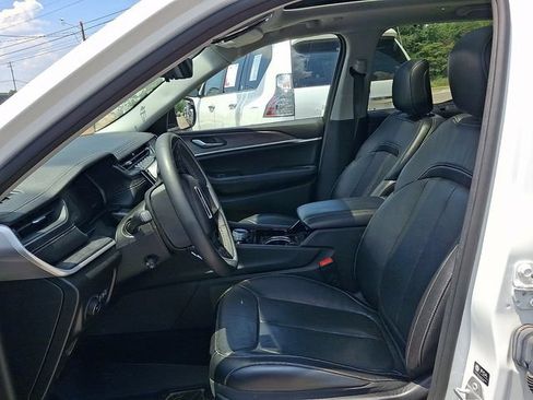Used 2023 Jeep Grand Cherokee Limited w/ Luxury Tech Group II AWD/4WD image 9
