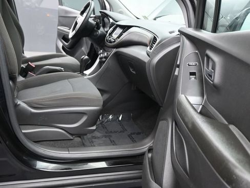 Used 2021 Chevrolet Trax LS FWD image 17