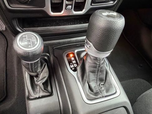 Used 2025 Jeep Wrangler Unlimited Sahara image 27