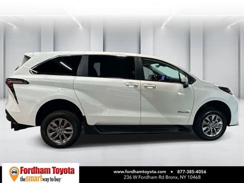 Used 2026 Toyota Sienna LE FWD image 2