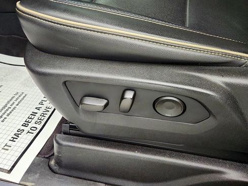 Used 2021 GMC Yukon SLT w/ SLT Premium Package image 12