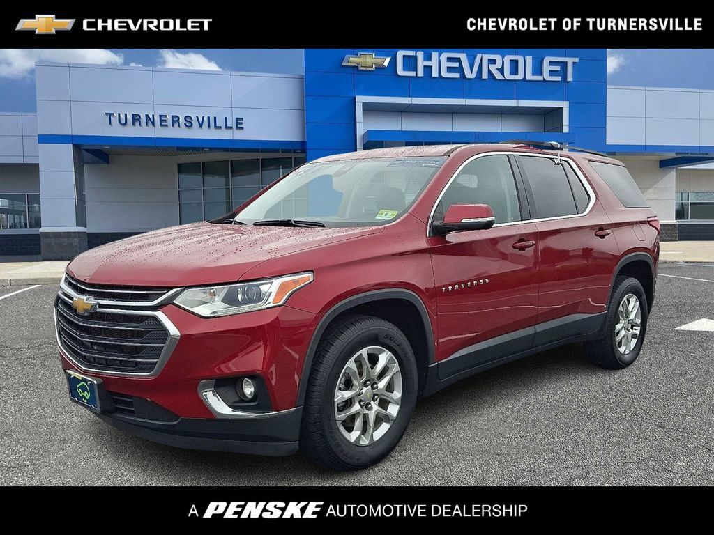 Certified 2021 Chevrolet Traverse LT FWD image 1