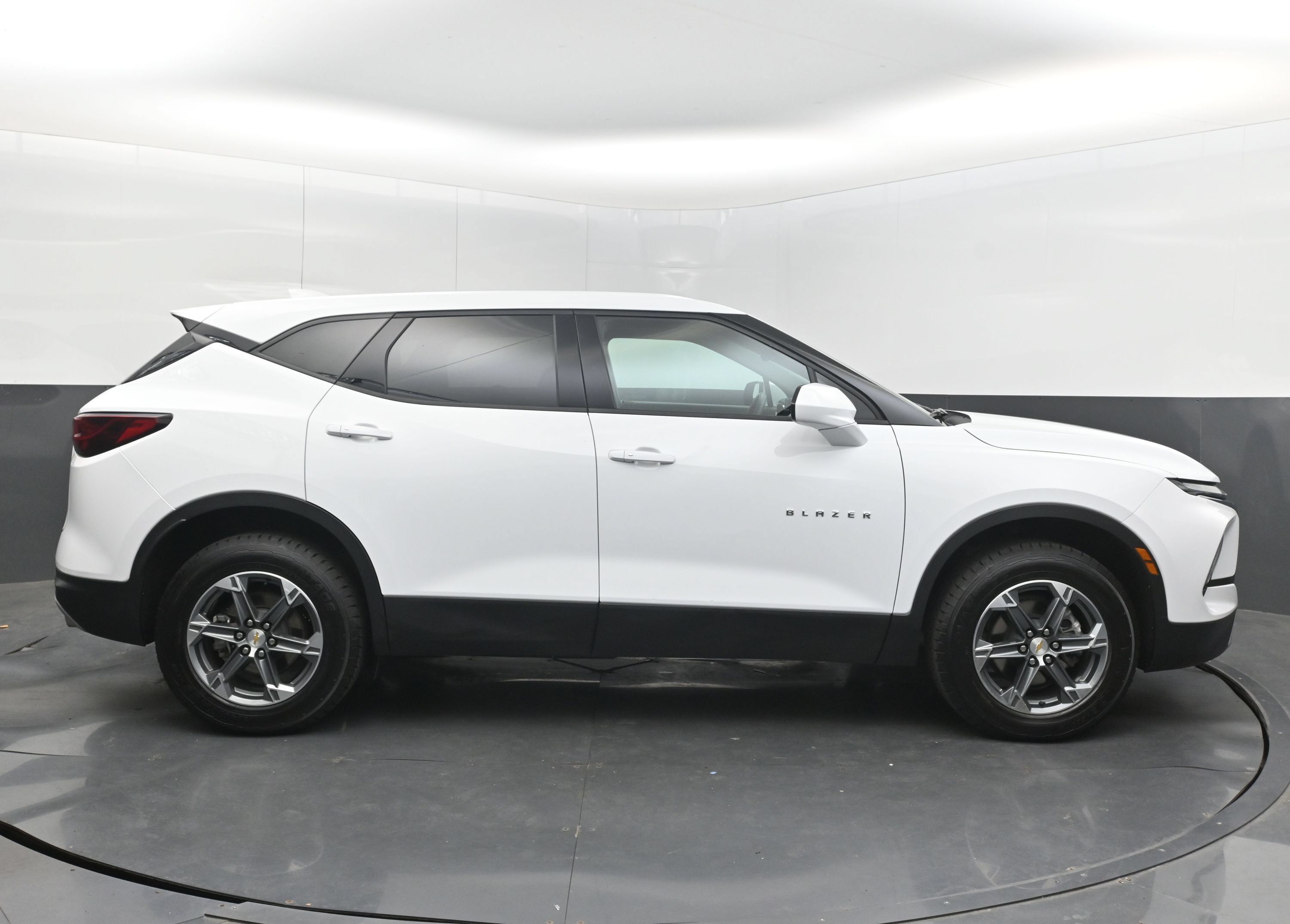 Used 2025 Chevrolet Blazer LT FWD image 10