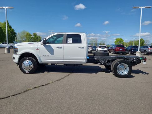 New 2026 RAM 5500 4x4 Crew Cab image 11