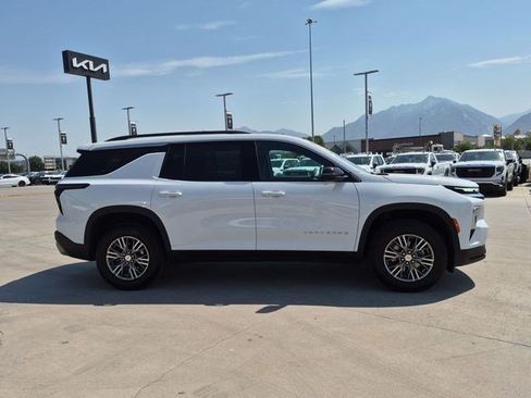 Used 2025 Chevrolet Traverse LT w/ Driver Confidence Package AWD/4WD image 7