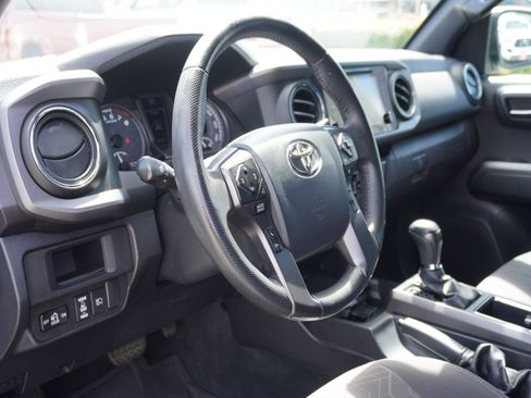 Used 2018 Toyota Tacoma TRD Off-Road w/ Technology Package AWD/4WD image 20