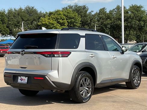 Used 2025 Nissan Pathfinder SV FWD image 4