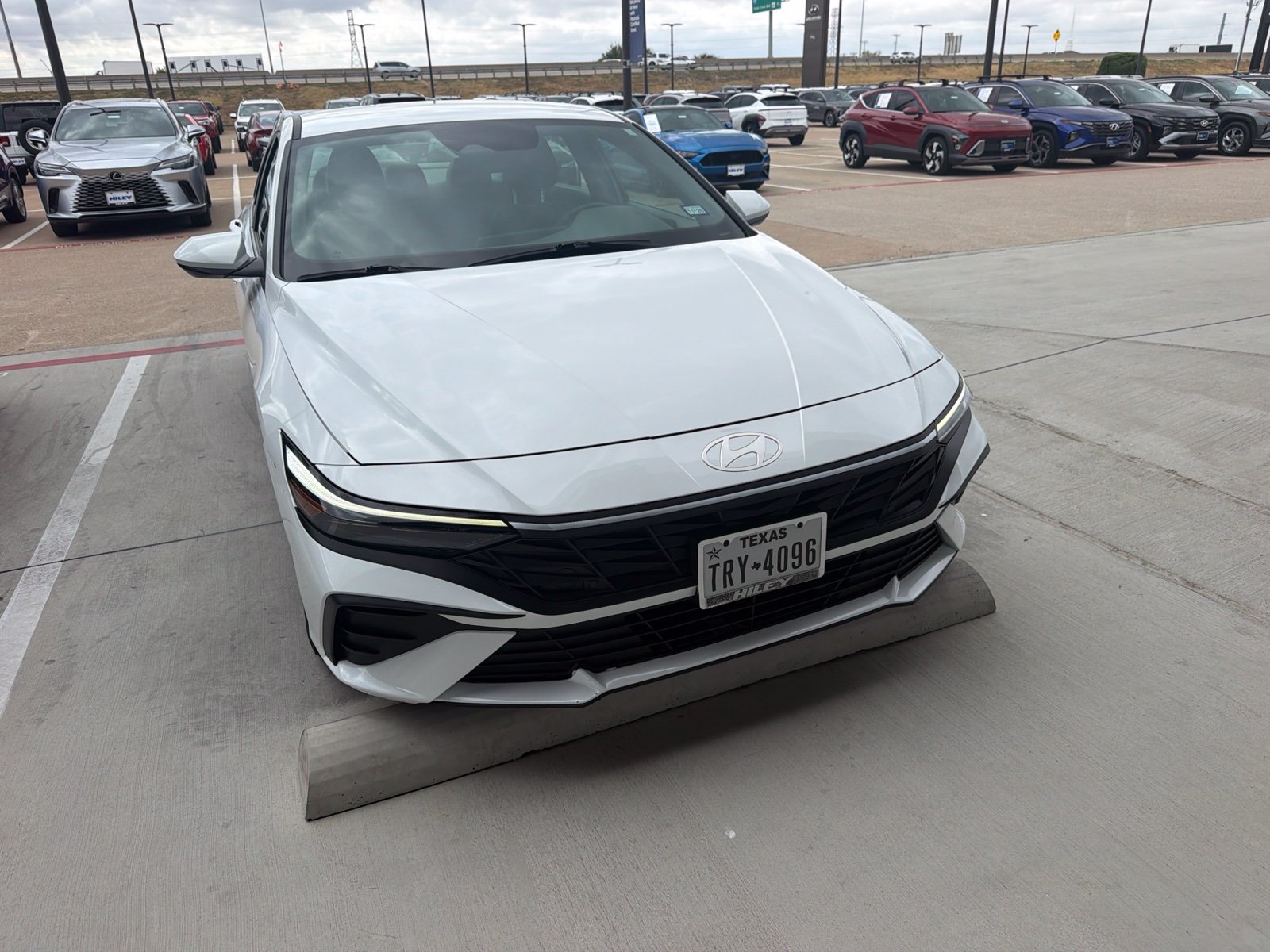 Used 2024 Hyundai Elantra SEL FWD image 3