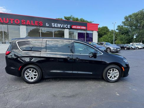 Used 2025 Chrysler Pacifica Select FWD image 8