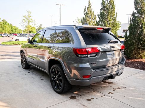 Used 2022 Jeep Grand Cherokee Laredo X AWD/4WD image 8