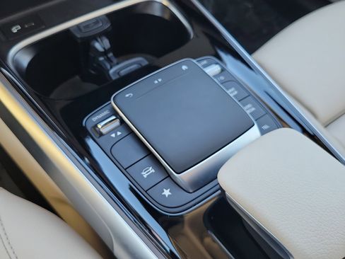 Used 2022 Mercedes-Benz GLB 250 image 22