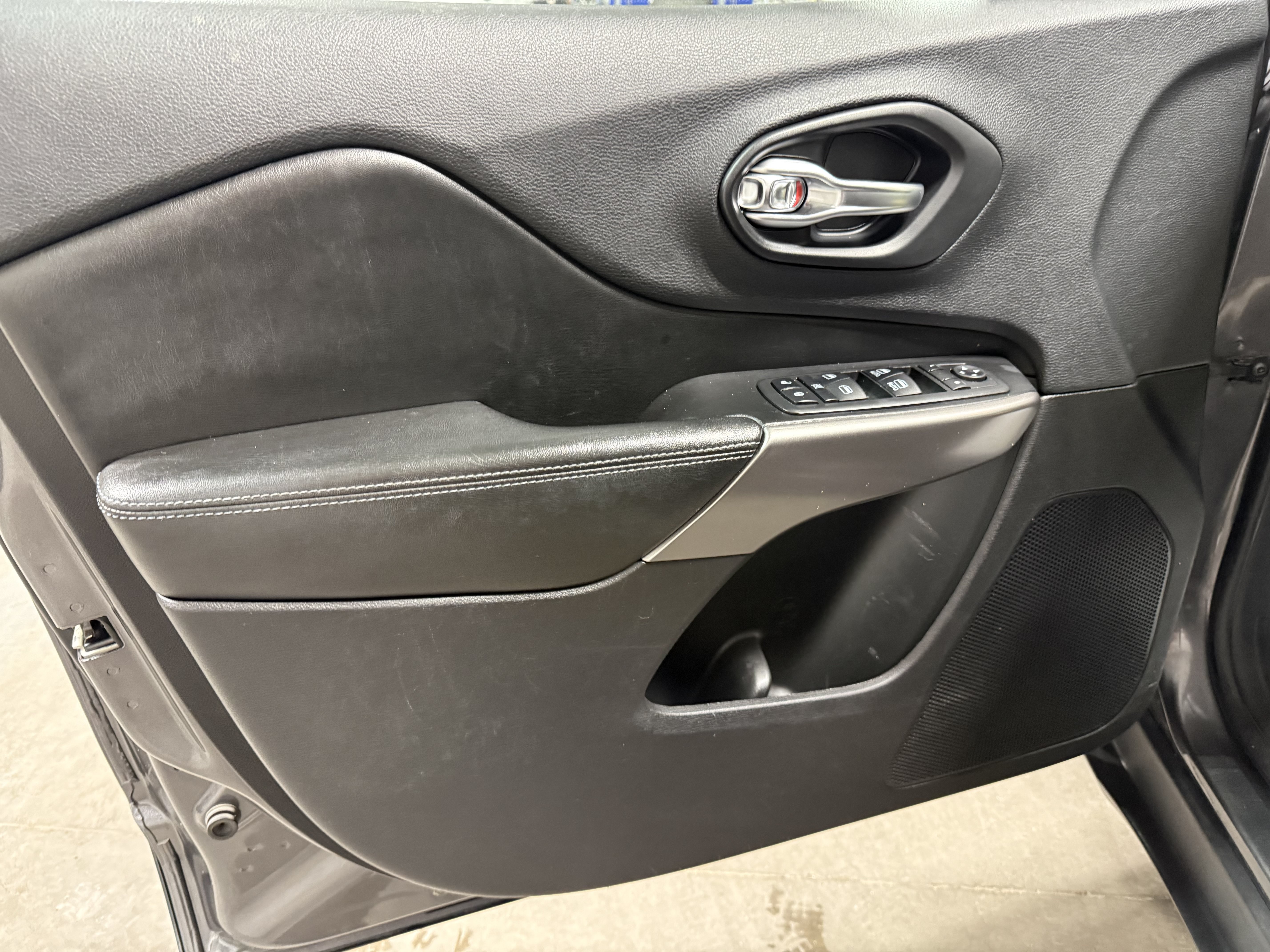 Used 2019 Jeep Cherokee Latitude Plus w/ Cold Weather Group AWD/4WD image 18