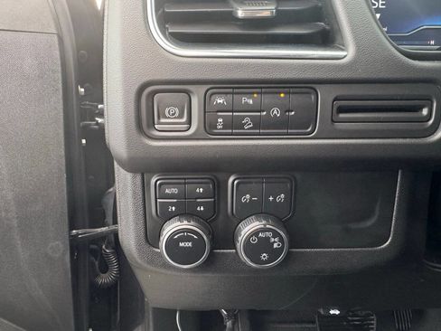 Used 2023 Chevrolet Suburban Premier image 18