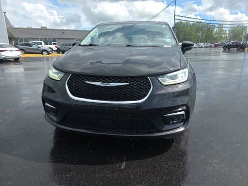 Used 2023 Chrysler Pacifica Touring-L FWD image 2