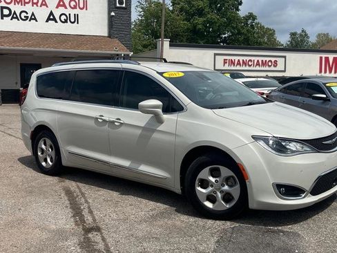 Used 2017 Chrysler Pacifica Touring-L Plus w/ Advanced Safetytec Group image 3